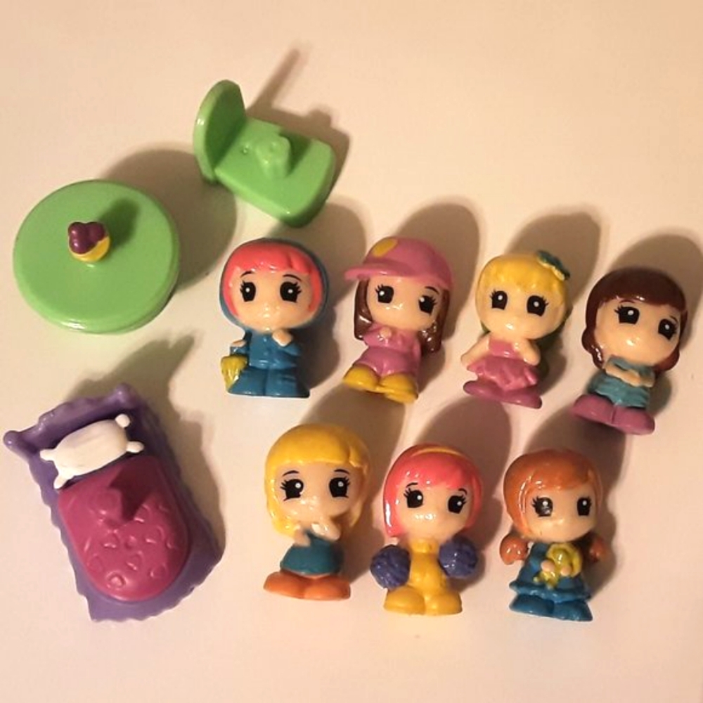 Lot of 7 Squinkies with 3 Pieces of Furniture